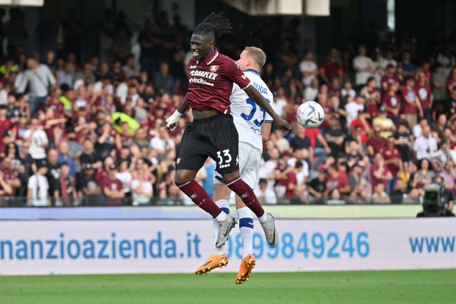 Loum Tchaouna, jugador del Salernitana ante el Verona (foto: Cordon Press).