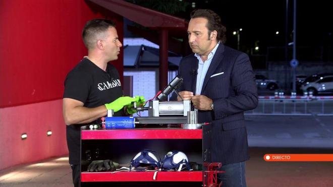 Ángel Gaitán, enseñando a Iker Jiménez las pilas que se encuentran en los Tesla.