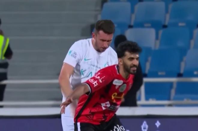 Aymeric Laporte dando un puñetazo a Mohammed Al Aqel