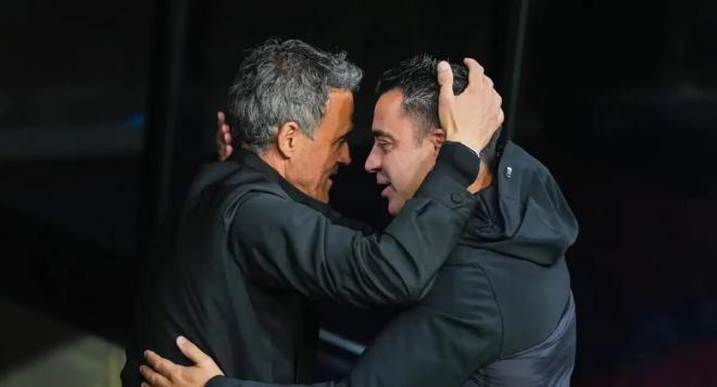 Luis Enrique y Xavi Hernández se saludan en Montjuïc (Foto: EFE).