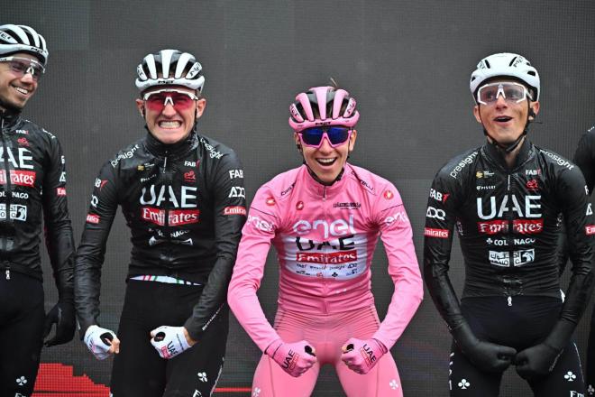 Pogacar celebrando una victoria junto con su equipo en el Giro de Italia (Foto: EFE).