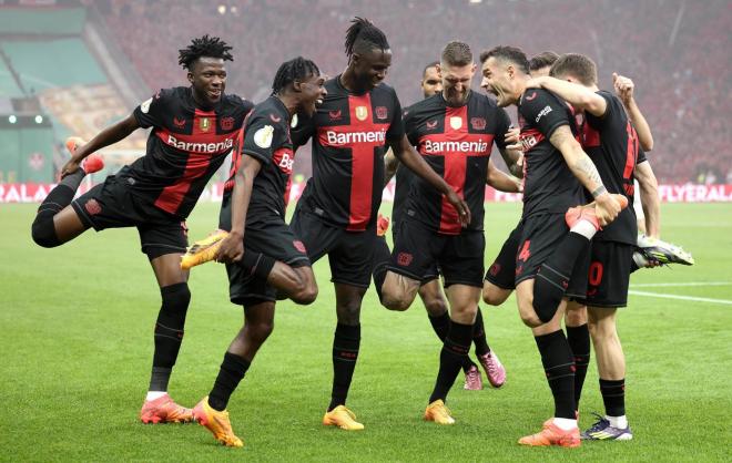 Los jugadores del Leverkusen celebran el gol de Xhaka en la final de Copa (Foto: EFE).