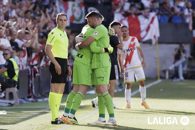Unai Simón se abraza con Julen Agirrezabala tras ganar el Zamora (Foto: LALIGA).