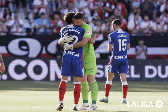 Unai Simón se abraza con Raúl García tras ganar el Zamora (Foto: LALIGA).