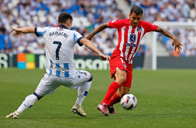 Correa, ante Barrenetxea en el Real Sociedad-Atlético (Foto: ATM).