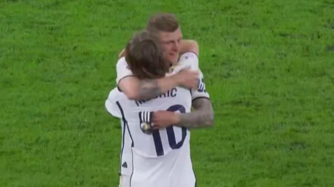 El abrazo de Luka Modric y Toni Kroos en la despedida del alemán (Movistar+`)