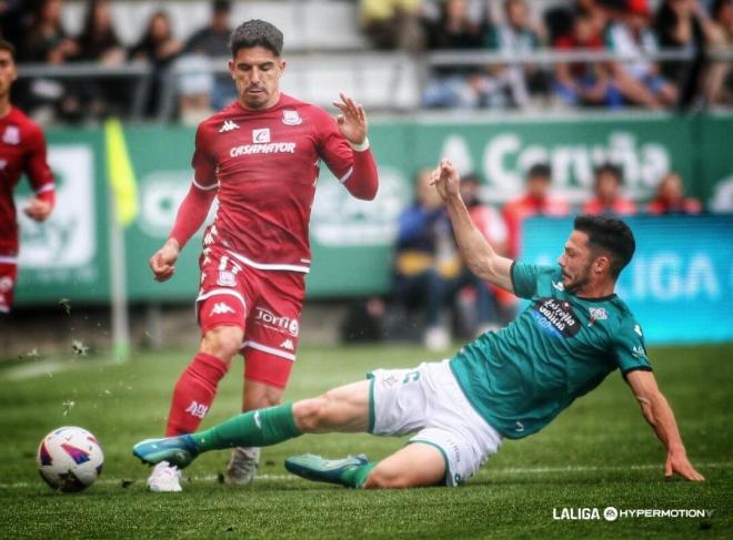 Jesús Bernal, jugador que pretende el Sporting, roba un balón con una entrada (Foto: LALIGA).