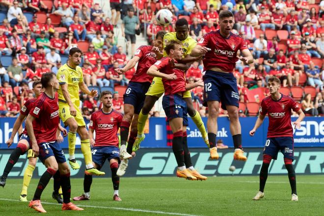 Pugna aérea en el Osasuna-Villarreal (Foto: Cordon Press).