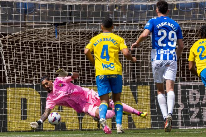 Álvaro Valles parando el penalti al Alavés (Foto: EFE).