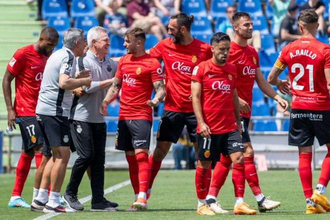 Los jugadores del Mallorca celebran el gol de Muriqi con Javier Aguirre (Foto: LaLiga).