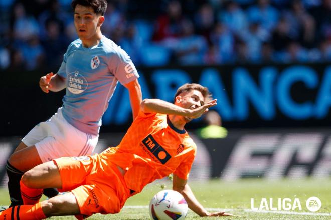 Hugo Sotelo presiona en el Celta - Valencia (Foto: LALIGA).