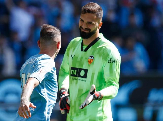 Iago Aspas felicita a Mamardashvili en el Celta - Valencia (Foto: LALIGA).