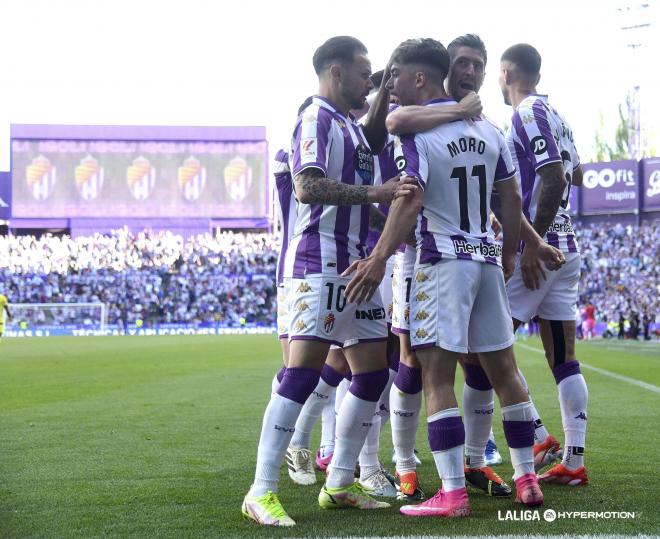 Los jugadores del Valladolid celebran el gol de Moro al Villarreal B.