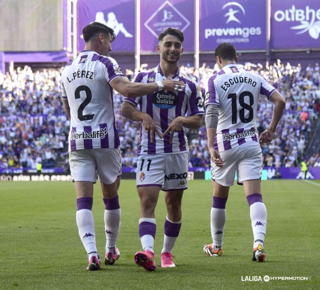 Raúl Moro celebra su gol en el Real Valladolid - Villarreal B (Foto: LALIGA Hypermotion).