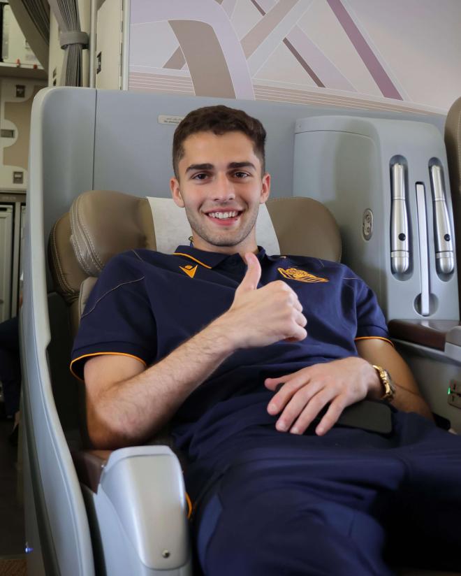 Arsen Zakharyan,en el avión con destino a Japón (Foto: Real Sociedad).