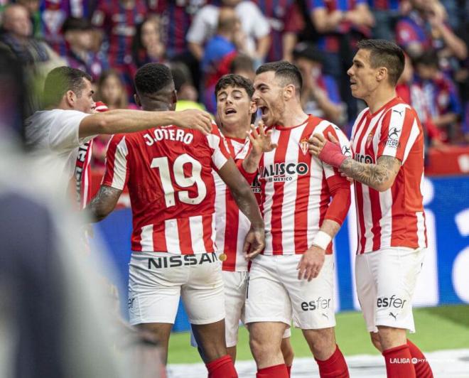 Campuzano celebra con sus compañeros su gol al Éibar (Foto: LaLiga).
