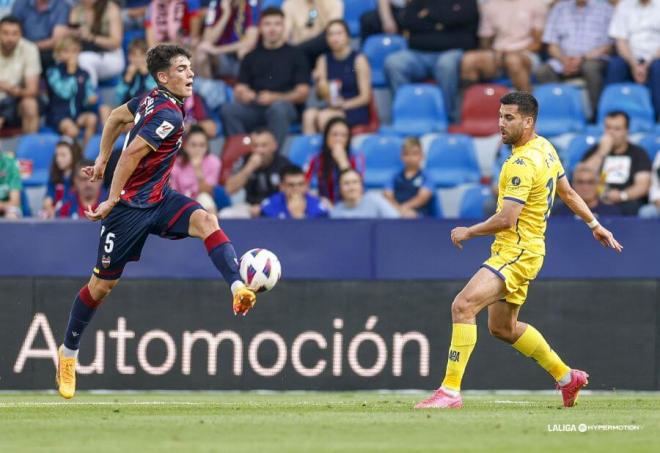Álex Valle repitió como titular en el lateral izquierdo de la defensa del Levante (Foto: LALIGA).