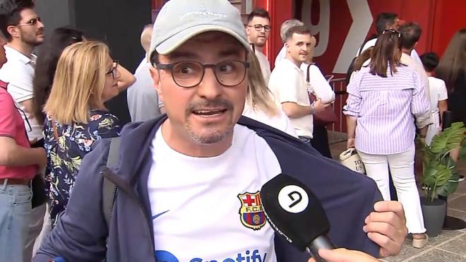 La afición del Barça protesta por no poder entrar al Sánchez Pizjuán con camisetas culés