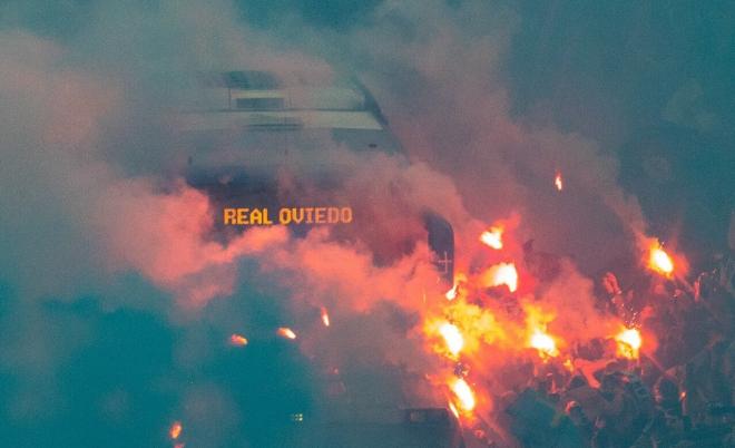 Recibimiento al bus del Real Oviedo en el Carlos Tartiere (Foto: RO).