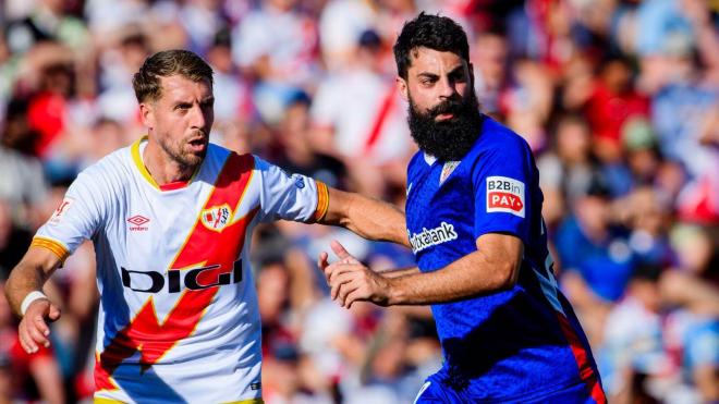 Asier Villalibre pelea ante el Rayo en Vallecas (Foto: Athletic Club).