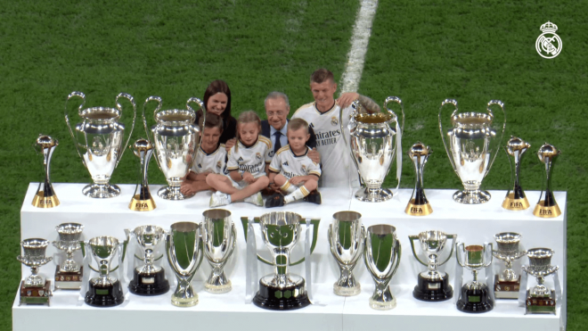 Toni Kroos, posando junto a Florentino Pérez y su familia (RMTV)
