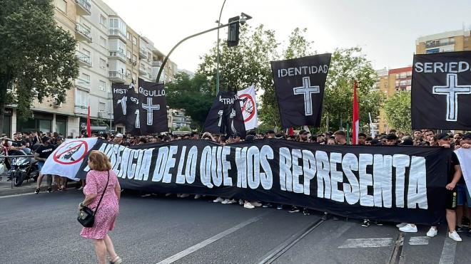 Imágenes de la protesta antes del Sevilla-Barça (Foto: Kiko Hurtado).