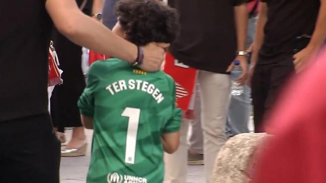 Un aficionado con la camiseta de Ter Stegen.