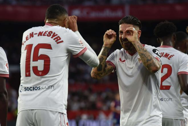 En-Nesyri celebra su gol con Sergio Ramos (Foto: Kiko Hurtado)