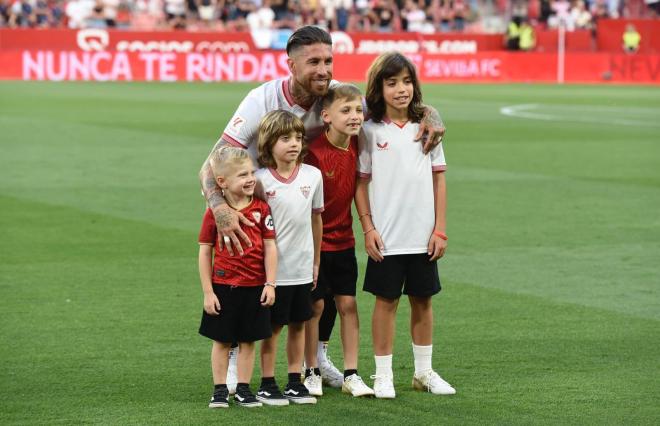 Sergio Ramos, junto a sus hijos sobre el césped del Sánchez-Pizjuán (Foto: Kiko Hurtado)