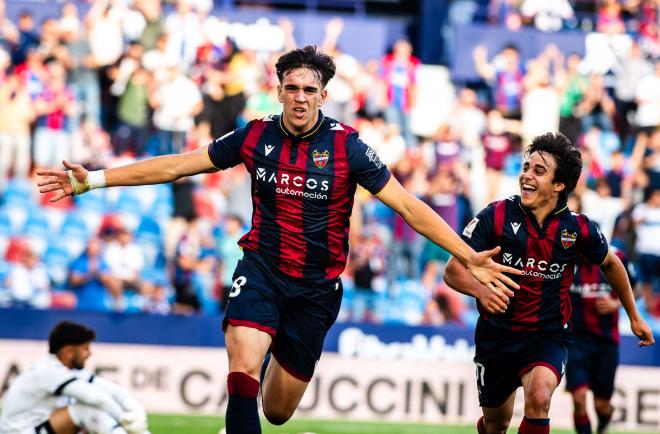 Carlos Espí, celebrando su estreno goleador con el primer equipo ante el Alcorcón (Foto: LUD).