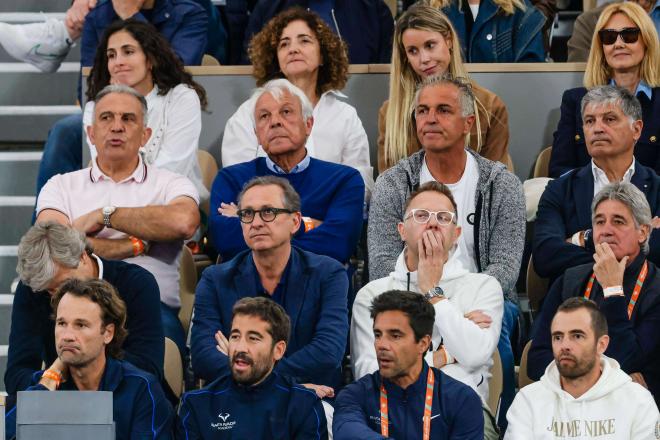 La familia de Rafa Nadal y su equipo viendo el partido de Roland Garros (Cordon Press)