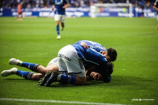 Varios jugadores del Oviedo se tiran al césped para abrazar a Paulino tras marcar (Foto: LALIGA).
