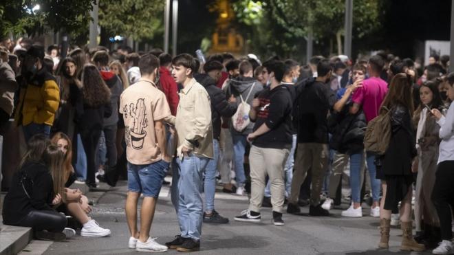 Grupos de jóvenes aglomerados en la vía pública de Santiago de Compostela (Europa Press)