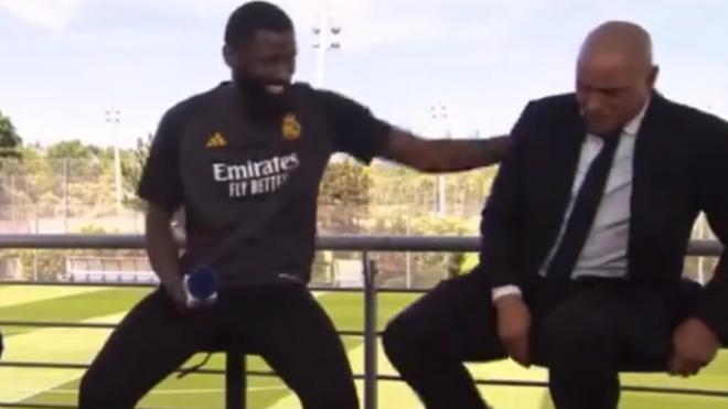 Antonio Rüdiger y Roberto Carlos bromean juntos (Foto: Real Madrid TV)