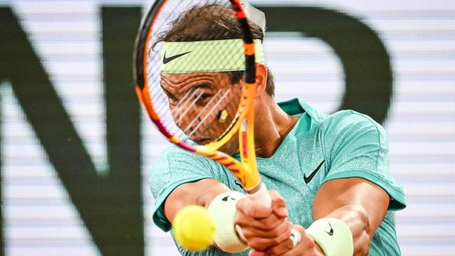 Rafa Nadal golpea la bola durante su partido ante Zverev en Roland Garros 2024.