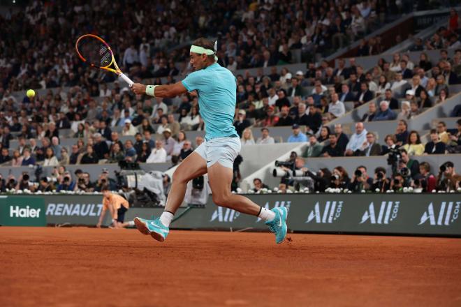 Rafa Nadal devuelve un punto a Zverev en Roland Garros.