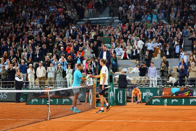 Rafa Nadal y Zverev se saludan tras el partido (Foto: Cordon Press)