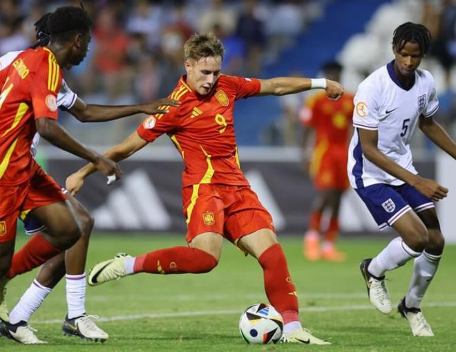 Arnu golea con España ante Inglaterra. Foto: sefutbol