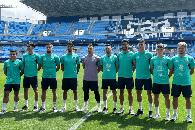 Diez jugadores del Málaga posan este martes en la previa del play off. (Foto: ElDesmarque)