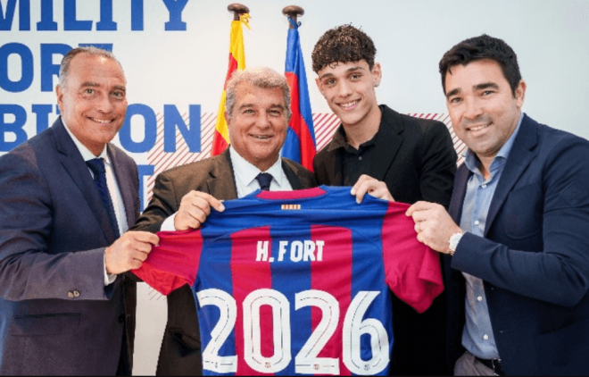 Héctor Fort posa junto a Joan Laporta, Deco y Rafa Yuste (FOTO: FC Barcelona).