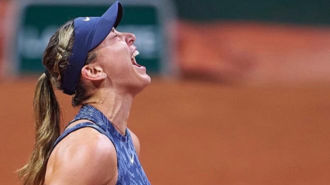 Paula Badosa, celebrando la victoria en primera ronda de Roland Garros (Foto: @OOCPaulaBadosa)