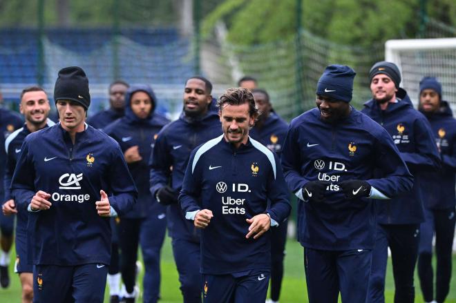 Griezmann entrenando con el resto de sus compañeros de la selección francesa (Foto: Cordon Press).
