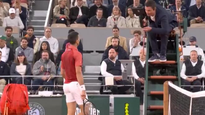 Djokovic reclamándole al juez de silla en el partido (Captura de 'Eurosport')