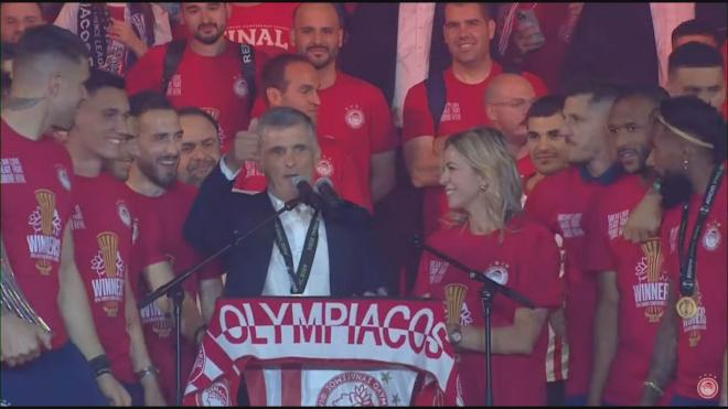 José Luis Mendilibar durante la celebración con el Olympiacos de la europa League.