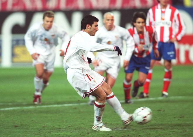 José Antonio Reyes lanzando un penalti con el Sevilla (Foto: Cordon Press)