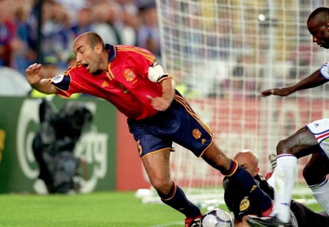 Abelardo en los cuartos de final de la Eurocopa 2000 ante Francia (foto: Cordon Press).