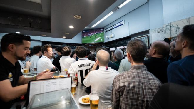 Seguidores del Real Madrid viendo un partido de fútbol en un bar (Europa Press)