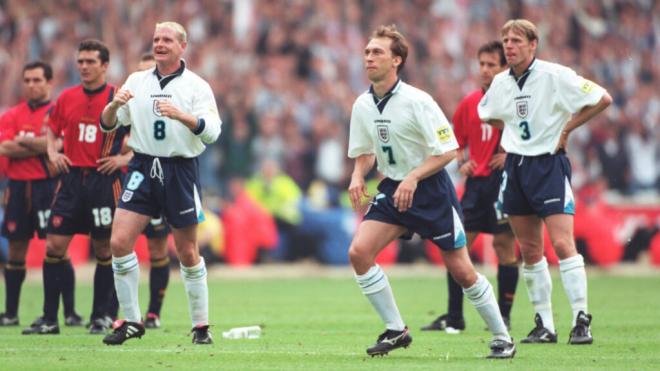 Guillermo Amor y Alfonso en el España-Inglaterra de cuartos de final de la Eurocopa de 1996 (foto:Cordon Press)
