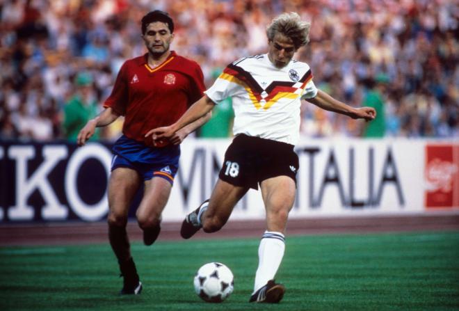 Rafael Gordillo ante Jürgen Klinsmann en la Eurocopa de 1988 (foto Cordon Press).