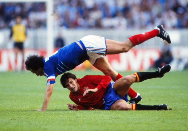 Víctor Muñoz, realiza una entrada a Michel Platini en la Eurocopa 1984 (foto: Cordon Press).